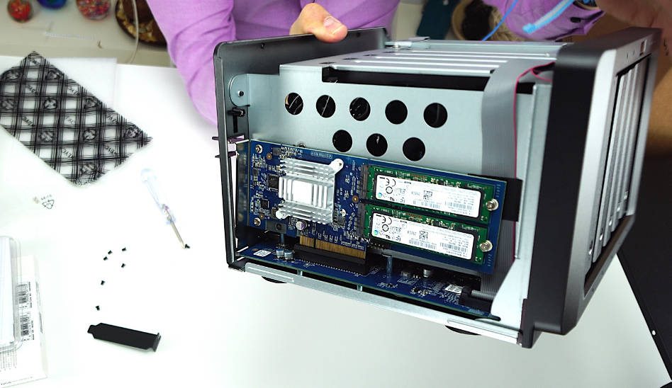 Synology M.2 SSD-Adapterkarte installieren M2D17 SSD-Cache